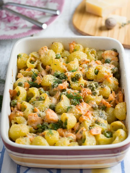 Pasta casserole with salmon and peas — Stock Photo, Image