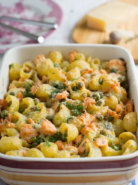 Cazuela de pasta con salmón y guisantes —  Fotos de Stock