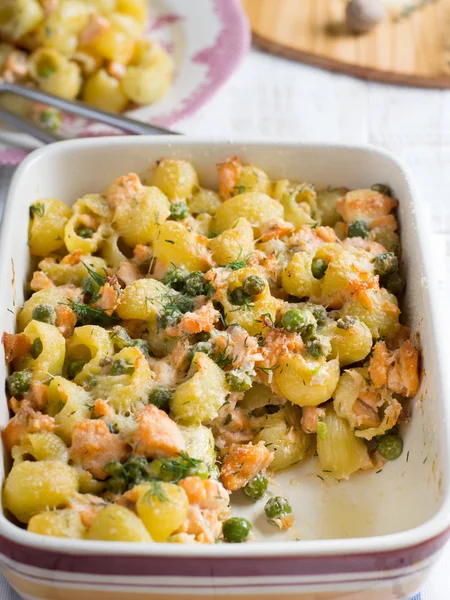 Pasta casserole dengan salmon dan kacang polong — Stok Foto