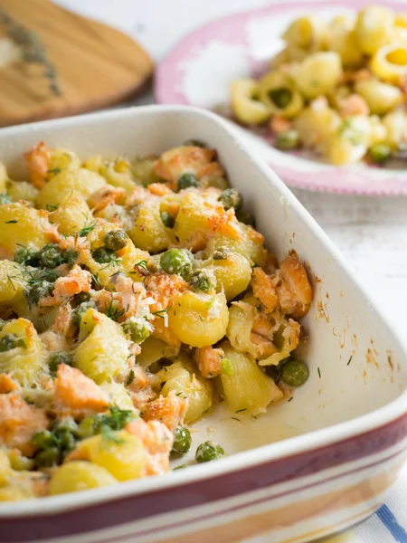 Pasta casserole with salmon and peas — Stock Photo, Image