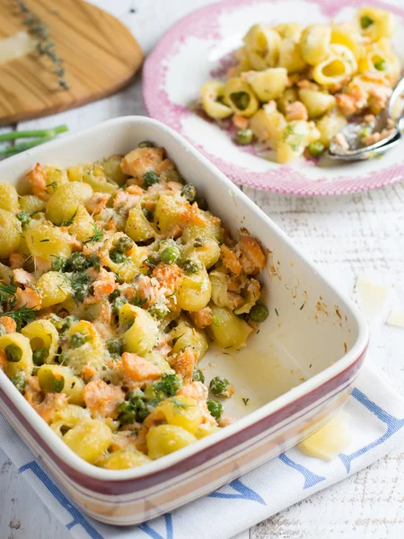 Pasta casserole with salmon and peas — Stock Photo, Image