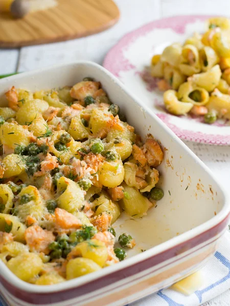 Pasta casserole with salmon and peas — Stock Photo, Image