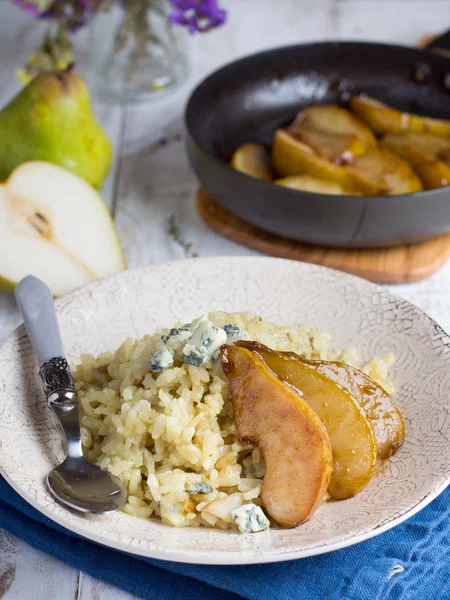 Risotto med päron och gorgonzola ost — Stockfoto