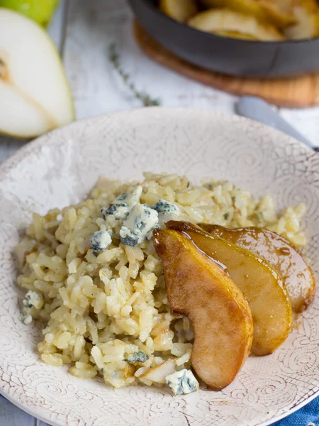 Risotto met peren en gorgonzola kaas — Stockfoto
