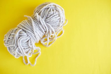 Örgü örmek moda renginde. El yapımı, DIY kavramı. Bir yılın rengi
