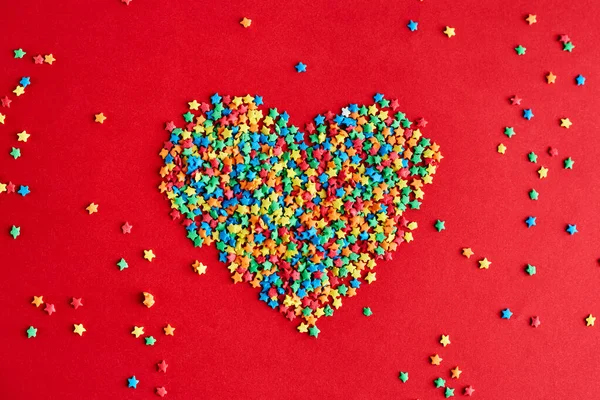 Coração Feito Estrelas Multi Coloridas Backgroud Vermelho Dia Dos Namorados — Fotografia de Stock