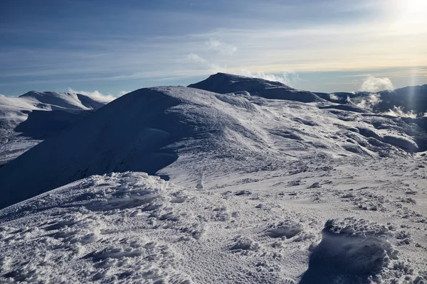 Panoramiczny Widok Góry Zimowe Zimowy Krajobraz Karpaty Górskie — Zdjęcie stockowe