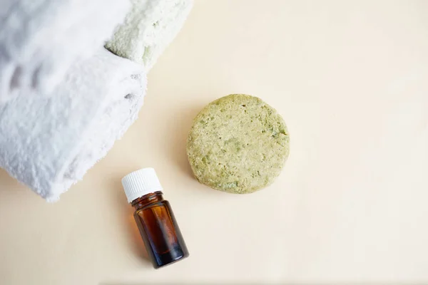 Ekolojik saç bakım ürünleri seti. Saf şampuan, saç için gerekli yağ ve yağ. Organik kozmetik ürünleri. Sıfır atık, Plastiksiz.