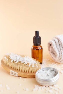 Ev yapımı SPA kozmetik ürünleri. Kuru fırça, Deniz Tuzu, Fırça, Organik Yağ, Havlu. Kuru vücut masajı için selülit önleyici fırça. Kadınların organik bakımı. Selüliti ve evde vücut sorununu önle