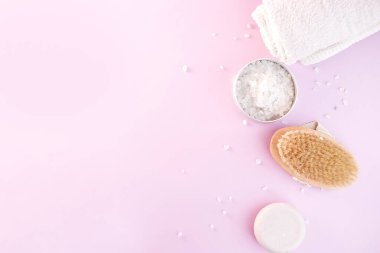 Ev yapımı SPA kozmetik ürünleri. Kuru fırça, Deniz Tuzu, Fırça, Organik Yağ, Havlu. Kuru vücut masajı için selülit önleyici fırça. Kadınların organik bakımı. Selüliti ve evde vücut sorununu önle