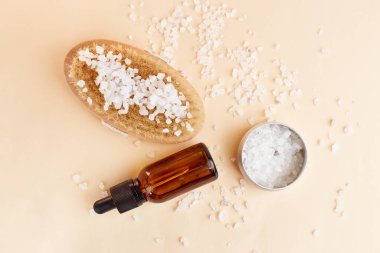 Ev yapımı SPA kozmetik ürünleri. Kuru fırça, Deniz Tuzu, Fırça, Organik Yağ, Havlu. Kuru vücut masajı için selülit önleyici fırça. Kadınların organik bakımı. Selüliti ve evde vücut sorununu önle