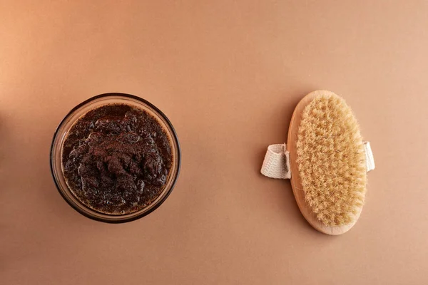 Kahve fırçası ve yağlı ev yapımı kozmetik ürünler. Ev yapımı SPA kozmetik ürünleri. Kuru fırça, kahve fırçası, organik yağ. Selülit önleyici ev yapımı kozmetik, soyma ve kaplıca bakımı için.