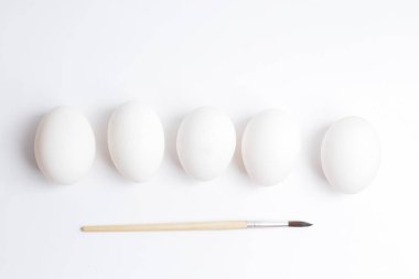 Mutlu Paskalyalar. Tavuk beyazı yumurtalar yumurta bölmesinde. Tatil için hazırlık