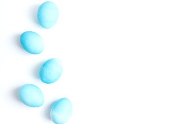 Mutlu Paskalyalar. Yumurta bölmesinde mavi renge boyanmış tavuk yumurtaları. Tatil için hazırlık. Beyaz arkaplan kopyalama alanı