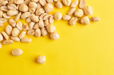 Sarı arka planda fındık kasesi. Sağlıklı vejetaryen yemekleri.