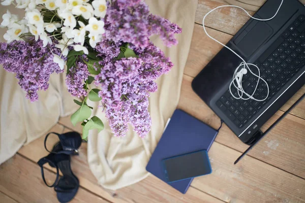 Ženské Pracoviště Laptopem Hoblíkem Telefonem Květinami Jarní Nebo Obchodní Koncept — Stock fotografie