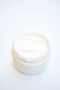 Beyaz arka planda ev yapımı kozmetik ürünleri olan kavanoz. gövde tedavisi kozmetik beyaz masa arkaplanı metin için üst görünüm alanı