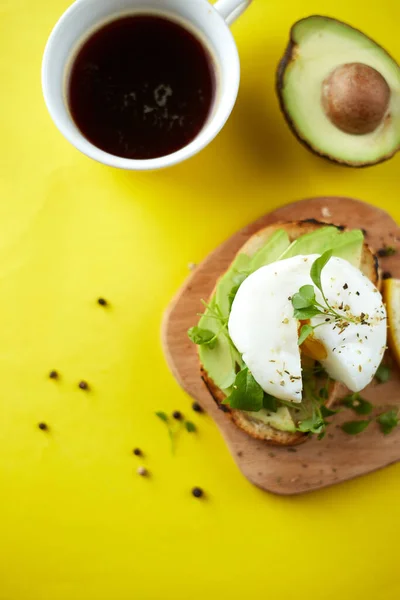 Kopp Svart Kaffe Och Smörgås Med Avokado Och Pocherat Ägg — Stockfoto