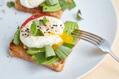 Avokado, haşlanmış yumurta, domates ve tohumlu ev yapımı tost. Sağlıklı yemek.