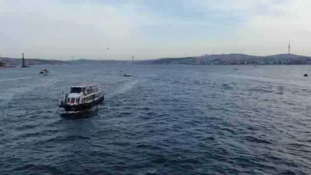 伊斯坦布尔金色号角的空中景观 在土耳其伊斯坦布尔横渡博斯普鲁斯海峡的渡船后面飞行的海鸥 — 图库视频影像