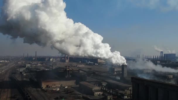 Drohnenflüge Giftige Schornsteine Himmel Geben Rauch Fabrik Verschmutzt Umwelt Luftaufnahme — Stockvideo