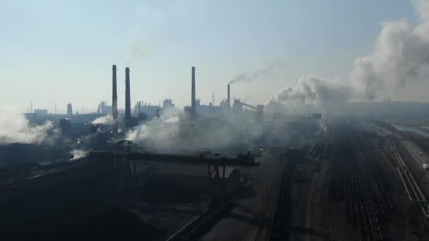 Drohnen Giftige Schornsteine Himmel Geben Rauch Fabrik Verschmutzt Umwelt Luftaufnahme — Stockvideo