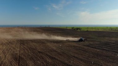 Tarlada çalışan hava manzaralı biçerdöver makineleri. Drone Harvester tarım makinesinin tarla sürdüğü alandan en iyi görüntü.