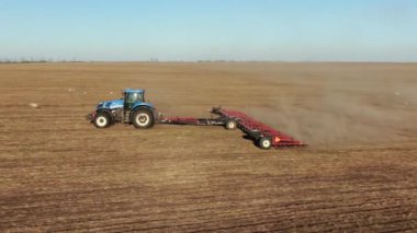 Tarlada çalışan hava manzaralı biçerdöver makineleri. Drone Harvester tarım makinesinin tarla sürdüğü alandan en iyi görüntü.