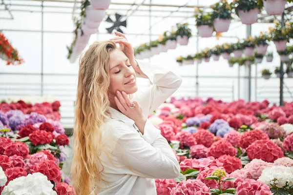 Feliz Mulher Sorridente Perto Belas Flores Cor Rosa Estufa Industrial — Fotografia de Stock