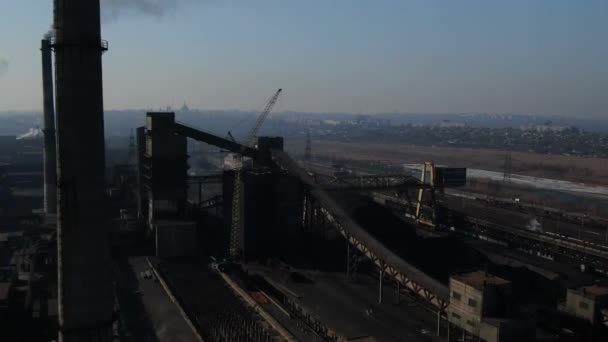 ウクライナのマリウポリにある大規模な工業用冶金および化学プラント 工場は環境を汚染する 空中展望 生態災害 — ストック動画