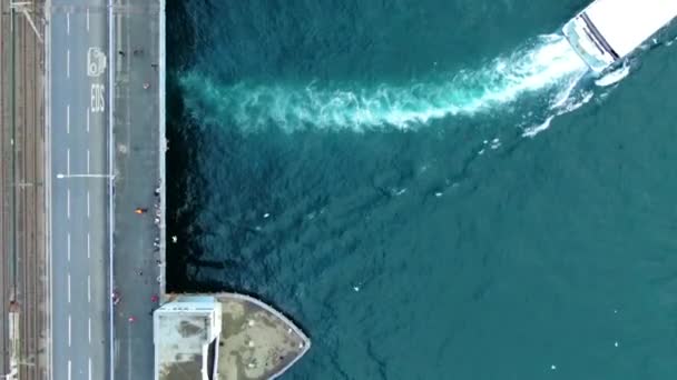 伊斯坦布尔加拉塔桥的空中俯瞰 土耳其的水运 无人机的图像 博斯普鲁斯海峡的海上航行 — 图库视频影像