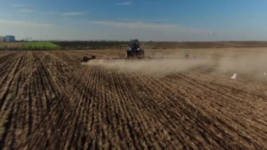 Tarlada çalışan hava manzaralı biçerdöver makineleri. Drone Harvester tarım makinesinin tarla sürdüğü alandan en iyi görüntü.