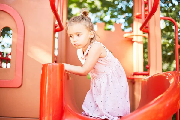 Cute Kaukaska Dziewczyna Nudne Grać Sam Parku Zabaw Świeżym Powietrzu — Zdjęcie stockowe