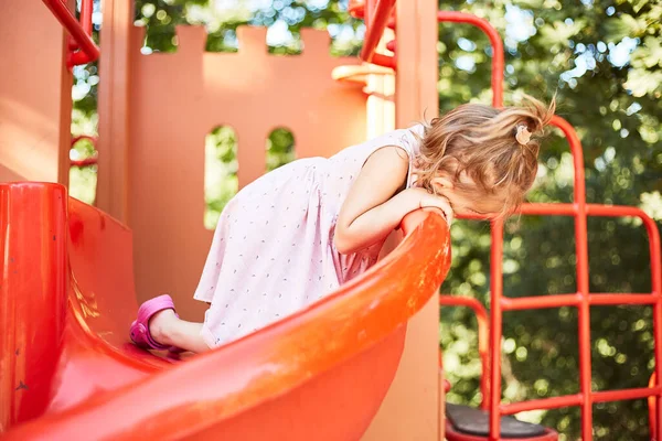 Cute Kaukaska Dziewczyna Nudne Grać Sam Parku Zabaw Świeżym Powietrzu — Zdjęcie stockowe