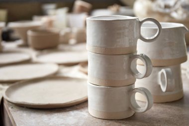 Çömlek stüdyosu çömlek yapma süreci. Usta seramikçi onun stüdyosunda çalışıyor. Çömlekçinin işyeri