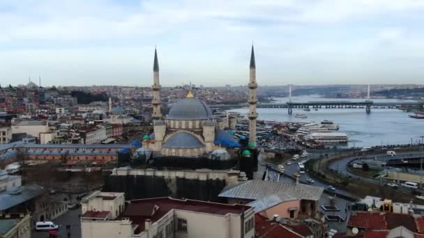 从空中俯瞰伊朗 苏莱曼尼亚清真寺是伊斯坦布尔古老的象征之一 博斯普鲁斯省和伊斯坦布尔的天际线 土耳其伊斯坦布尔 被无人驾驶飞机射中 — 图库视频影像