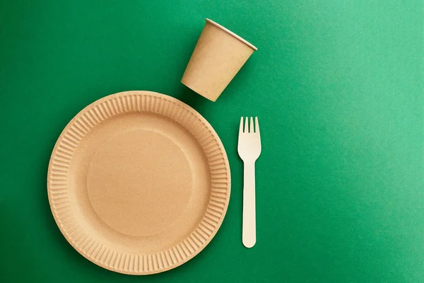 绿色背景的环保即弃菜 可持续生活方式概念 零废物 无塑料 停止塑料污染 — 图库照片