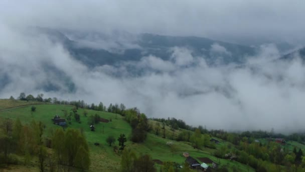 Drone Voando Através Nevoeiro Manhã Nas Montanhas Primavera Vista Aérea — Vídeo de Stock
