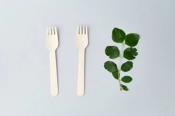 灰色背景的环保即弃菜 可持续生活方式概念 零废物 无塑料 停止塑料污染 — 图库照片