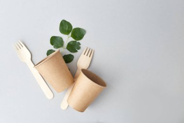 Gri arka planda çevre dostu tek kullanımlık yemekler. Sürdürülebilir yaşam tarzı konsepti. sıfır atık, plastiksiz, plastik kirliliğini durdurun.
