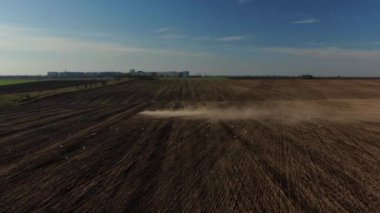 Tarlada çalışan hava manzaralı biçerdöver makineleri. Drone Harvester tarım makinesinin tarla sürdüğü alandan en iyi görüntü.