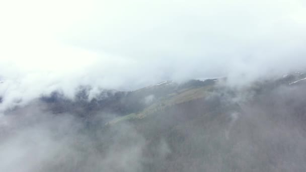 Drone Che Vola Attraverso Nebbia Mattutina Nelle Montagne Primaverili Veduta — Video Stock