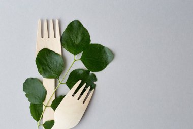 Gri arka planda çevre dostu tek kullanımlık yemekler. Sürdürülebilir yaşam tarzı konsepti. sıfır atık, plastiksiz, plastik kirliliğini durdurun.