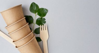 Gri arka planda çevre dostu tek kullanımlık yemekler. Sürdürülebilir yaşam tarzı konsepti. sıfır atık, plastiksiz, plastik kirliliğini durdurun.