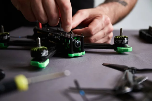 İnsan ellerinin parçaları kullanarak insansız hava aracını bir araya getirmesini araçları kullanarak, yüksek hızda yarışan kuadkopteri uçuş için hazırlamasını istiyorum. Eğitim sürecinden önce İHA 'yı onar.