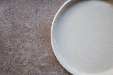 Çömlek stüdyosu çömlek yapma süreci. Usta seramikçi onun stüdyosunda çalışıyor. Çömlekçinin işyeri