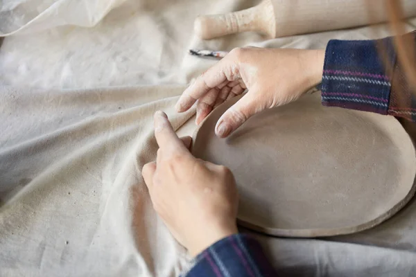 Çömlek stüdyosu çömlek yapma süreci. Usta seramikçi onun stüdyosunda çalışıyor. Çömlekçinin işyeri