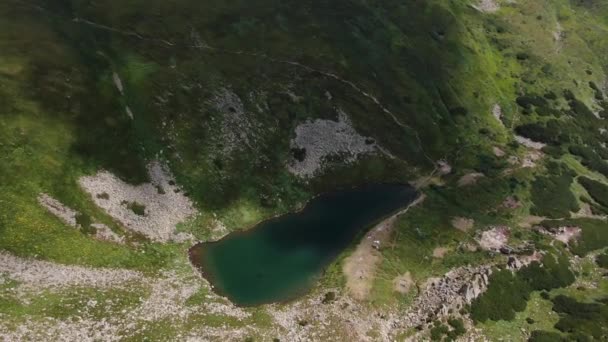 Aerial View Mountain Lake Moving Camera Vertically Drone Shot Beautiful — Vídeos de Stock