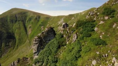 Havadan çekilen destansı kaya dağ sırtı. Karpat Dağları 'nın yaz manzarası. Güzel dağların arasındaki vadi manzarası