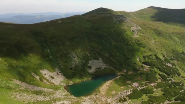 ドローンは美しい山の湖の上で撮影した カメラを前に 山の間の美しい湖 — ストック動画